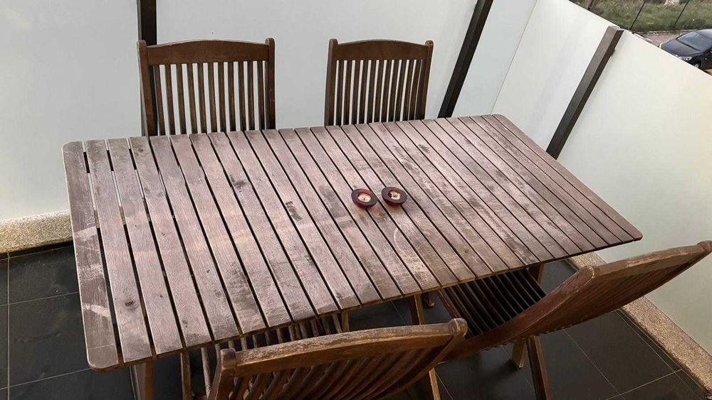 Mesa e 8 cadeiras de exterior em madeira
