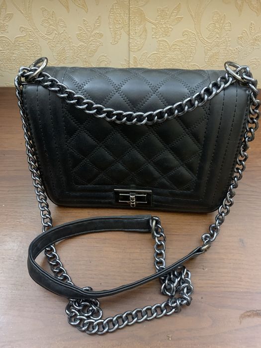 Гарна сумочка , чорна шкіра