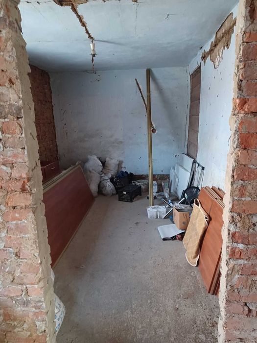 Продам в м.Мерефа магазин та ангар  з 9/25 житлового будинку