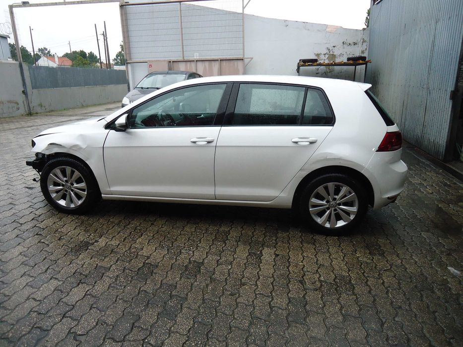 Volkswagen Golf VII 1.6 Tdi de 2013 sinistrado