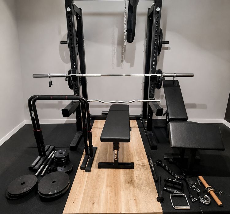 Half Rack  obciążenie  i sztanga olimpijska drążek