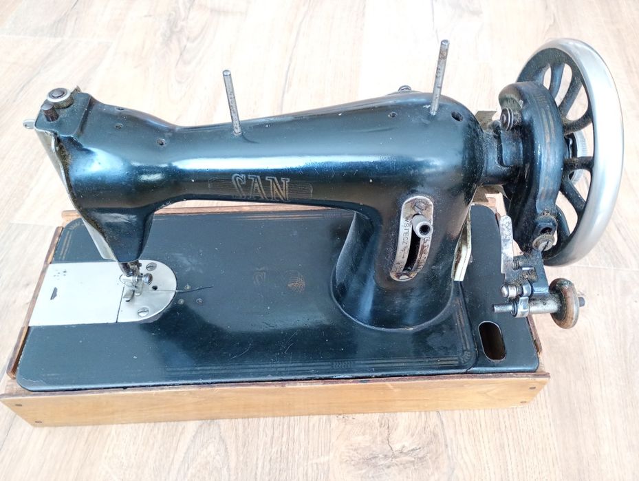 Polska maszyna do szycia San z napędem elektrycznym.