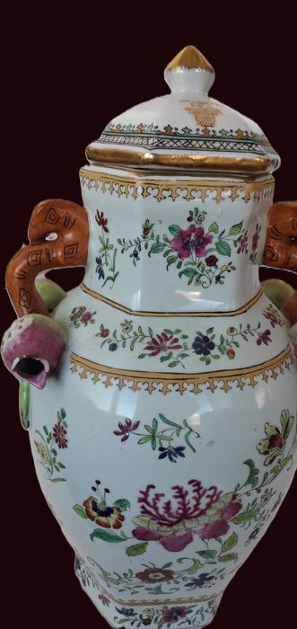 Pote com asas e tampa, em cerâmica da china, muito antigo