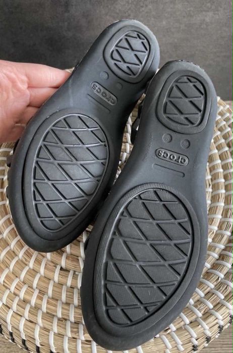 Crocs sandały Huarache Flat Black W8 38/39