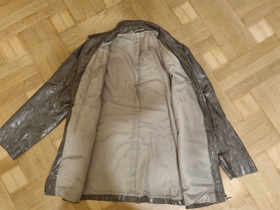 Продам женскую куртку ,дождевик,р.48,б.у