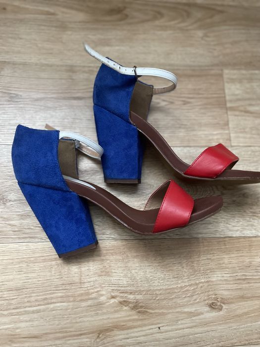 Стильні босоніжки