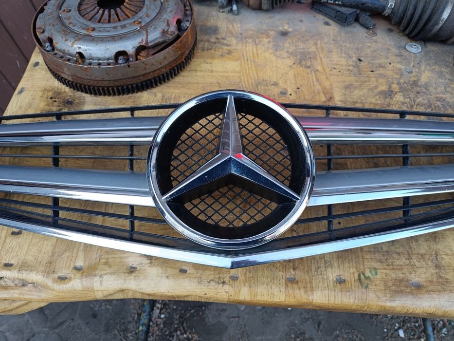 Grill atrapa zderzaka Mercedes w207 Coupe E-class Stan bdb Wysyłka