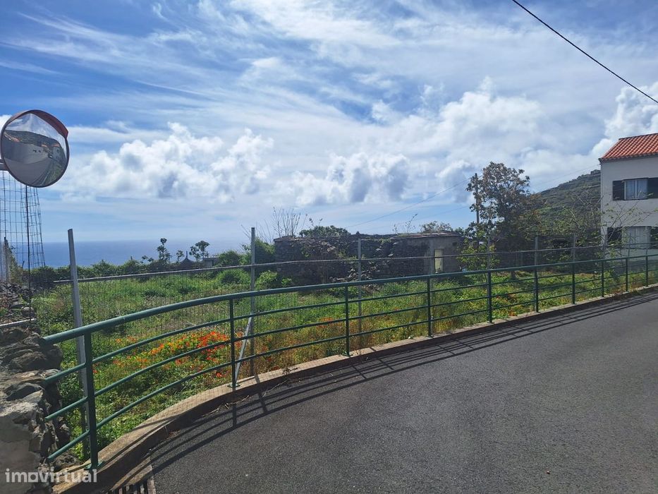 Moradia em ruinas no Arco da Calheta