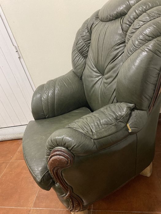Cadeirão grande antigo em pele verde