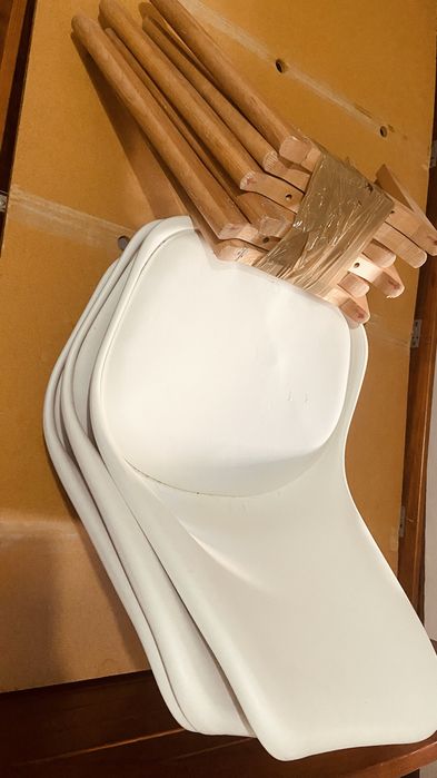 Cama e colchão e 3 cadeiras