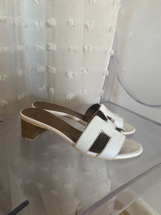 Hermès Oasis białe klapki na 5cm obcasiku