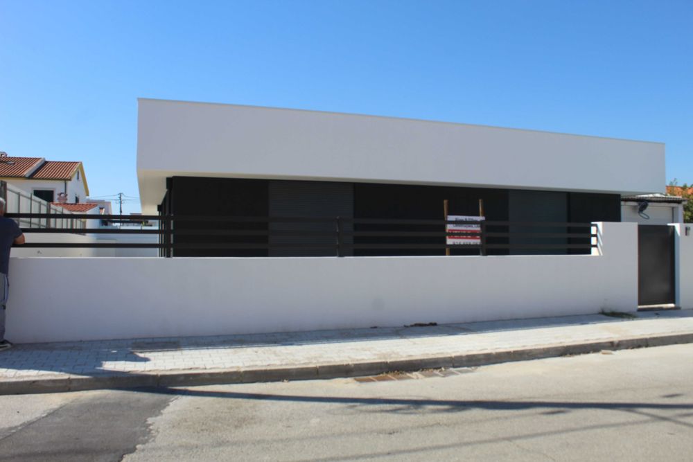 Vende-se Moradia Isolada  T4 com Piscina