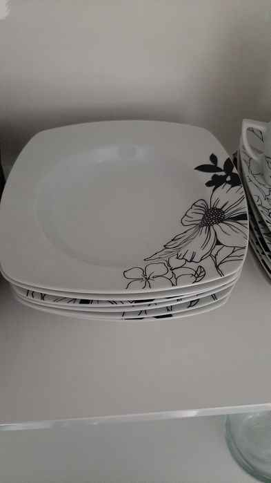 Serviço de pratos completo do gato preto64284077975426121