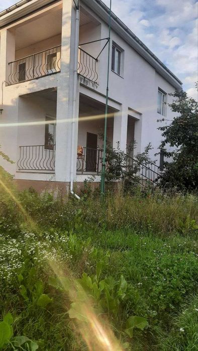 Великий будинок з терассою в смт. Брусилів