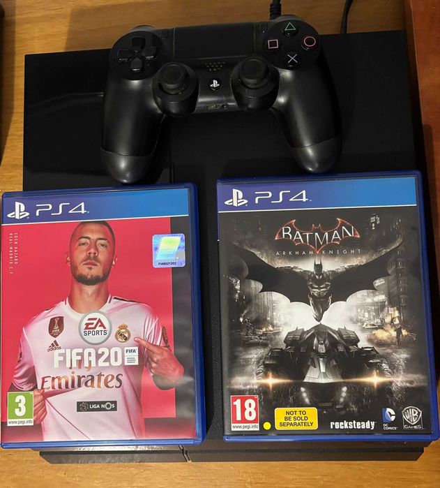 PS4 + Comando + Batman: Arkham Knight + FIFA 20
