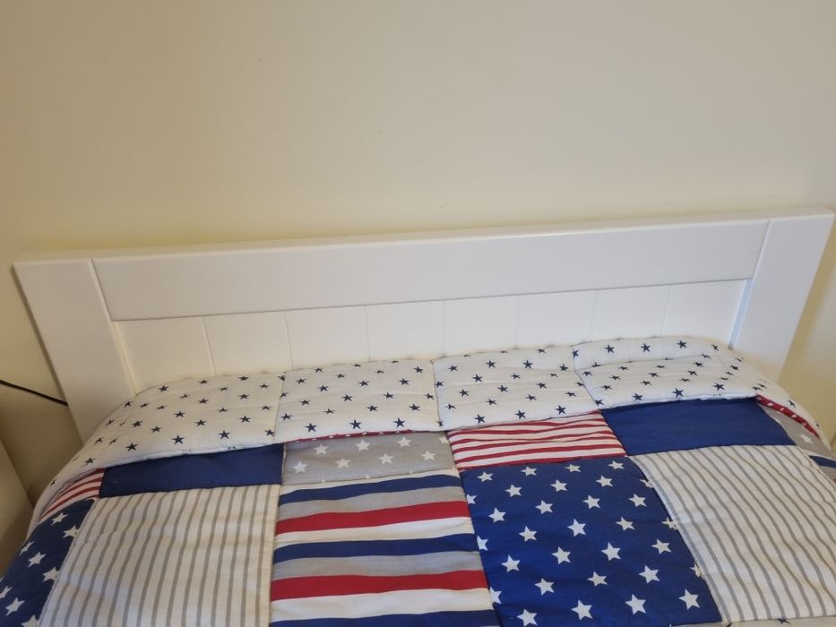 Cama, colchão e mesa de cabeceira