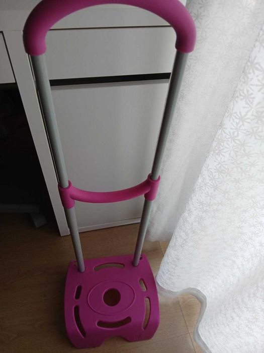 Suporte de mochila com rodinhas cor de rosa