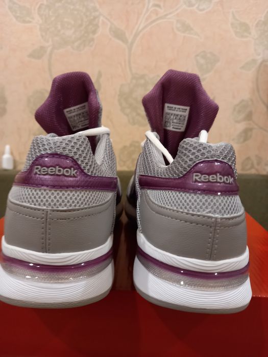 Новые кроссовки на девочку Reebok размер 39.
