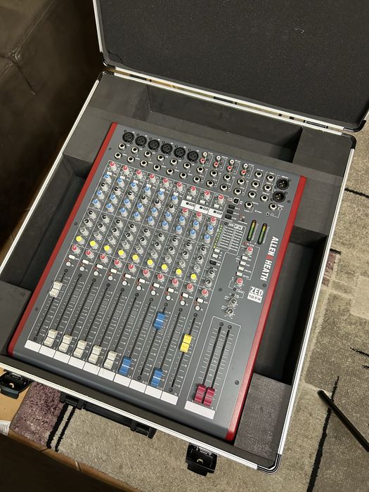 Vendo mesa de mistura Allen & Heath ZED-12FX em estado impecável, praticamente como nova.