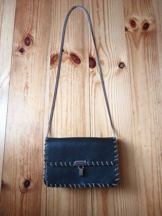 Чорна сумочка на плече з цепочкою