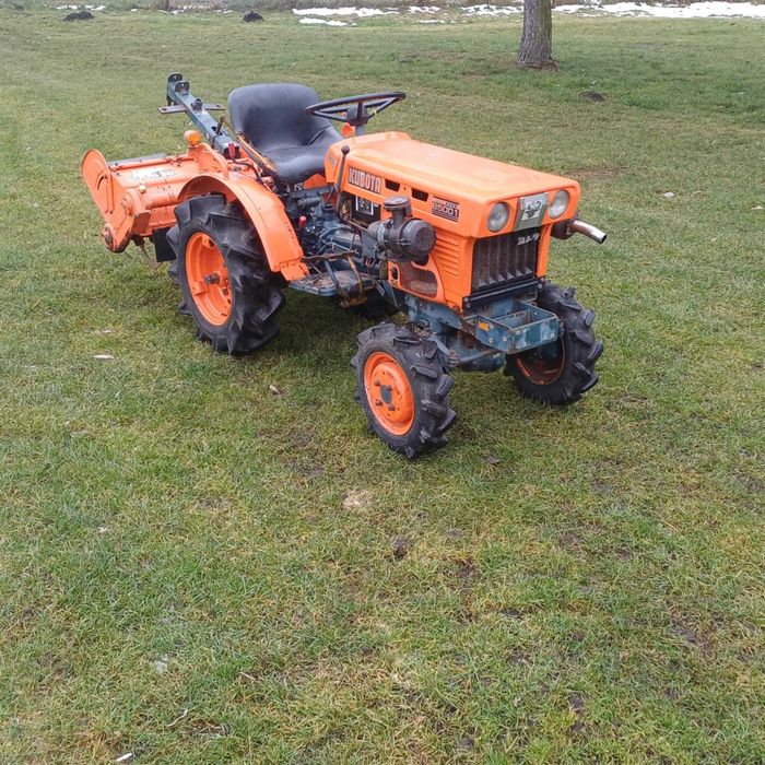 Traktor ogrodowy KUBOTA B5001 4x4 Zestaw