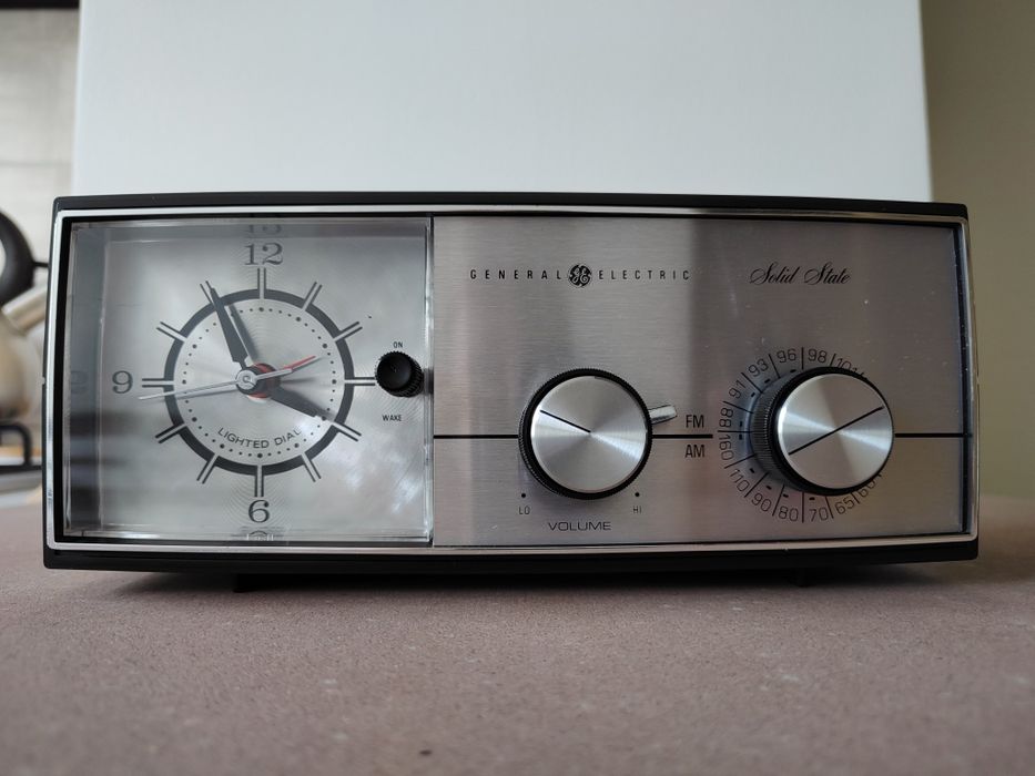 Радіоприймач ретро вінтажний GE Clock Radio Model C4505D 1975 рік