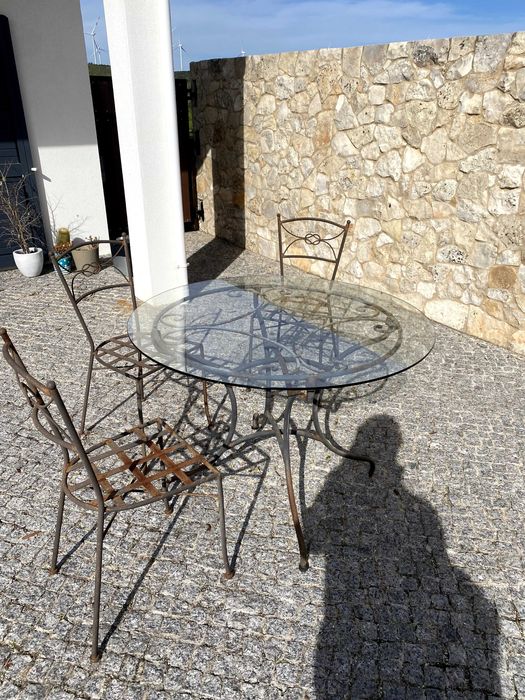 Mesa e cadeiras de jardim com ferro e vidro