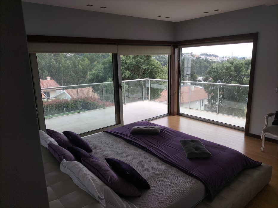 Cama de casal em pele 200x200 com estrado