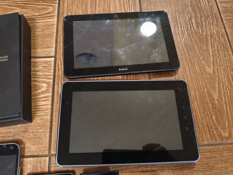 Duży zestaw elektroniki - słuchawki, telefony, tablety - 14 sztuk