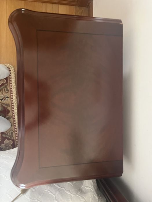 Cama com mesas de cabeceira