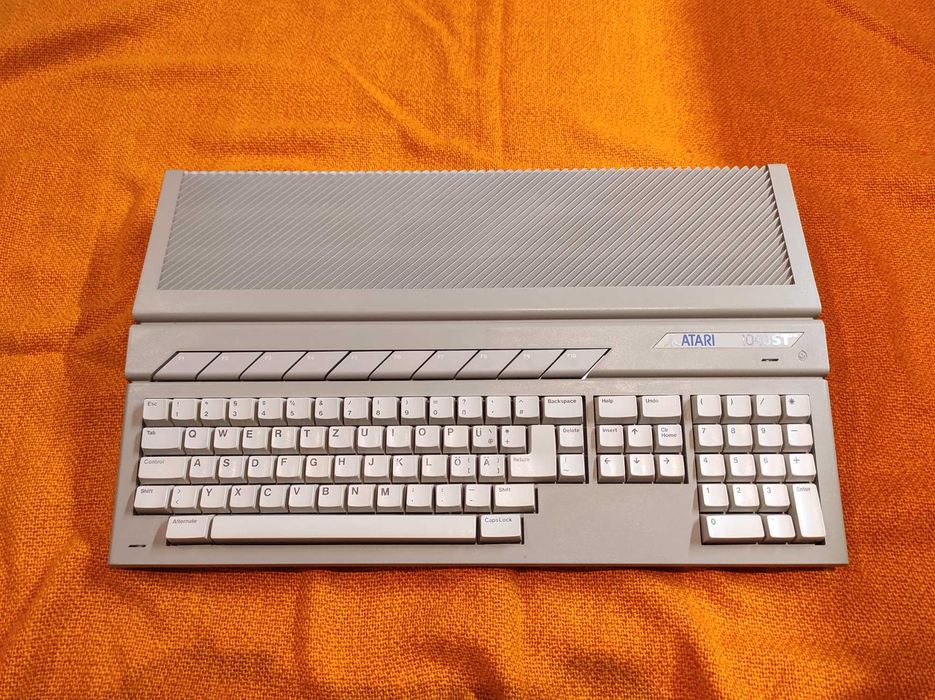 Atari 1040 STFM w bardzo ładnym stanie.