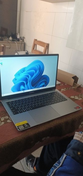 New-in-box gaming netbook, SMS via WhatsApp64741176725378122