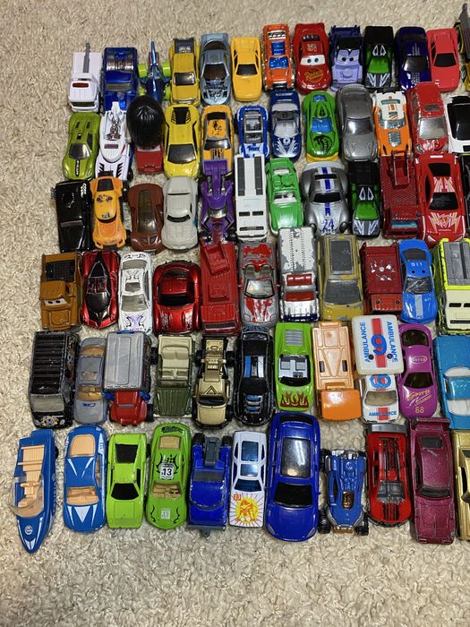 Маленькі машинки. В хорошому стані.