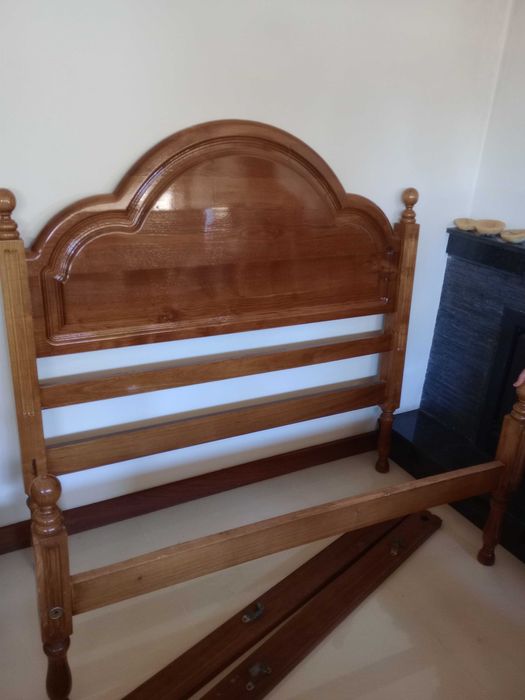 Cama de madeira completa