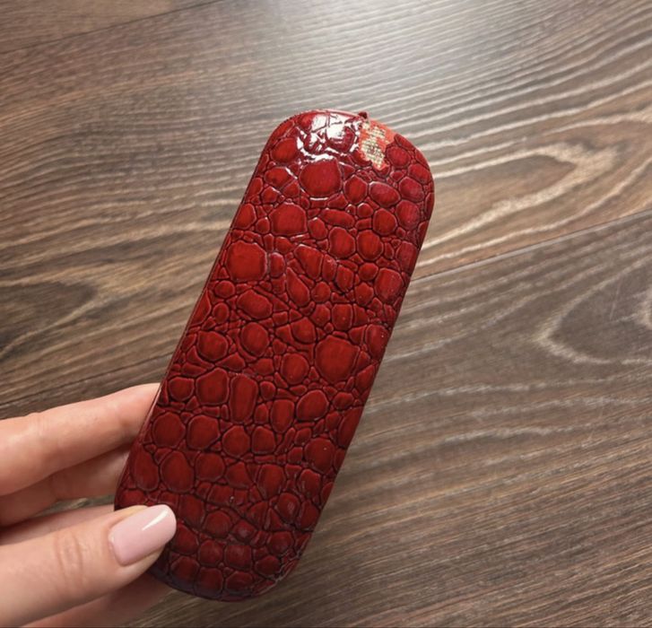 Czerwone etui na okulary