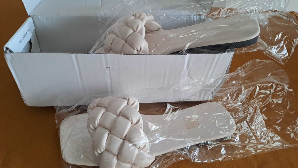 Chinelas cremes entrelançadas. Nº 40. Novas.