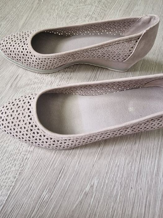 Urokliwe buty na koturnie