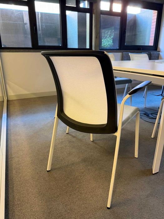 Mesa e 6 cadeiras de escritório, com gestão de cablagem in & out