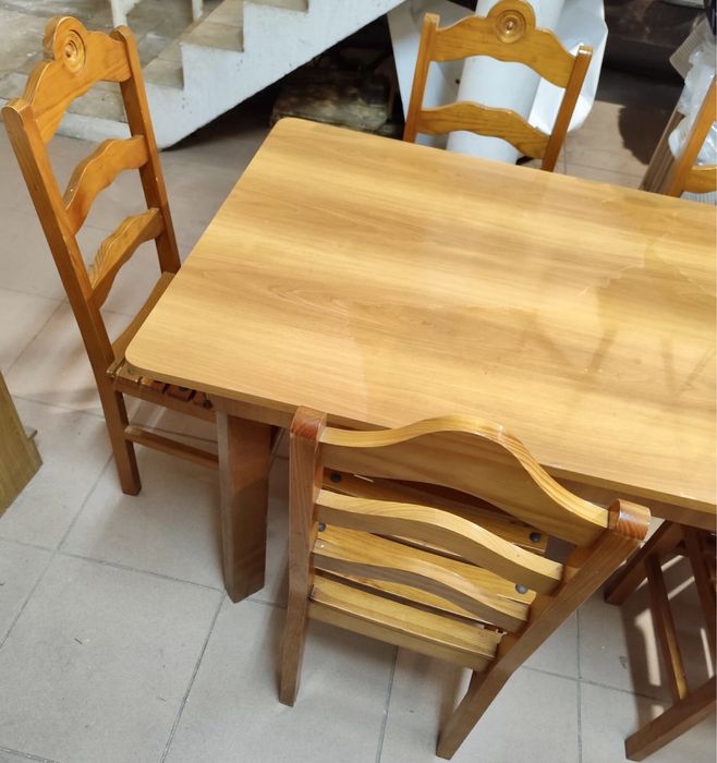 Conjunto mesa em Pinho com seis cadeiras