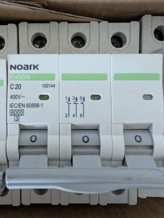 Триполюсні вимикачі Noark C20