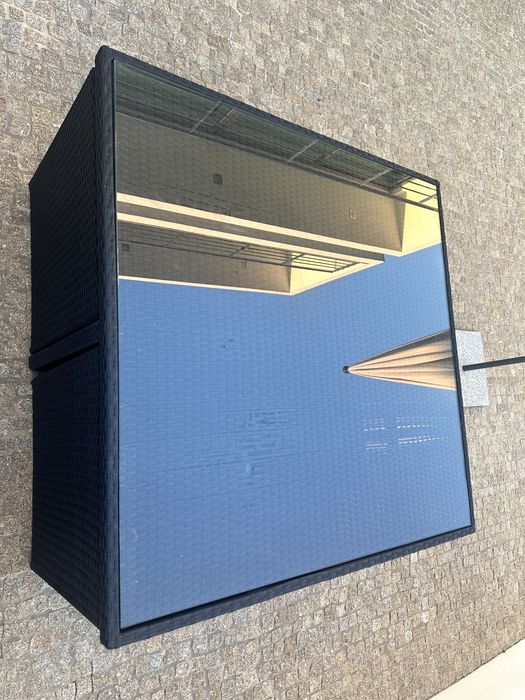 Mesa Exterior com Cadeiras e Bancos