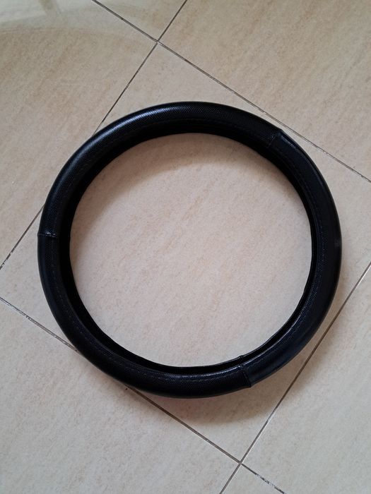 Capa de Volante Universal em Pele Sintética Perfurada - Preta (36cm)