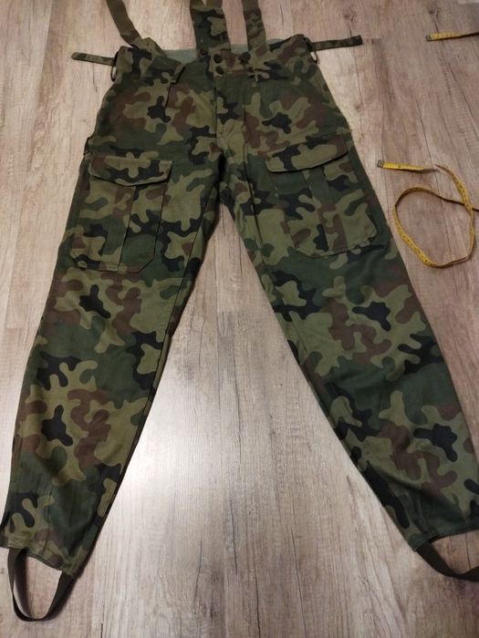 Wielosezonowe spodnie wojskowe kieszenie na przodzie.