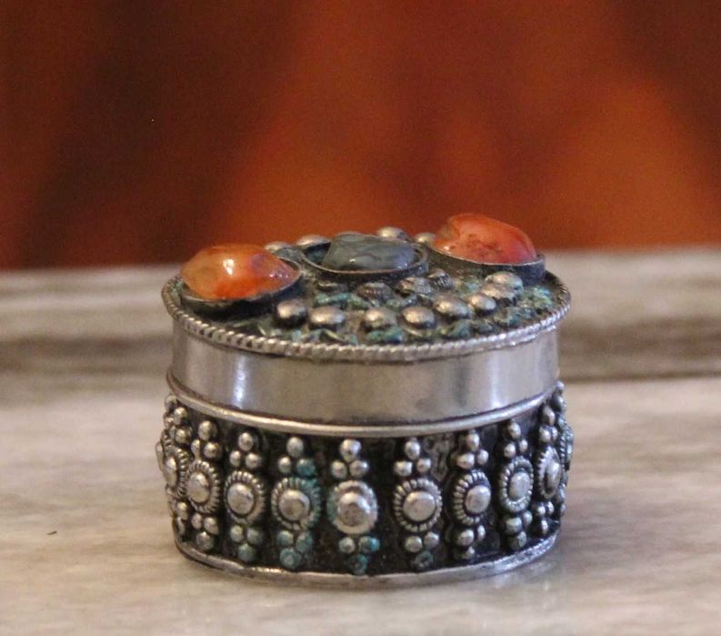 Caixa de comprimidos berbere marroquina antiga - trabalho artesanal