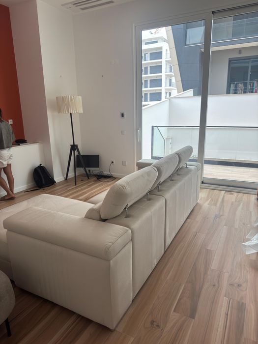 Sofá chaise longue bege com arrumação e assentos extensíveis