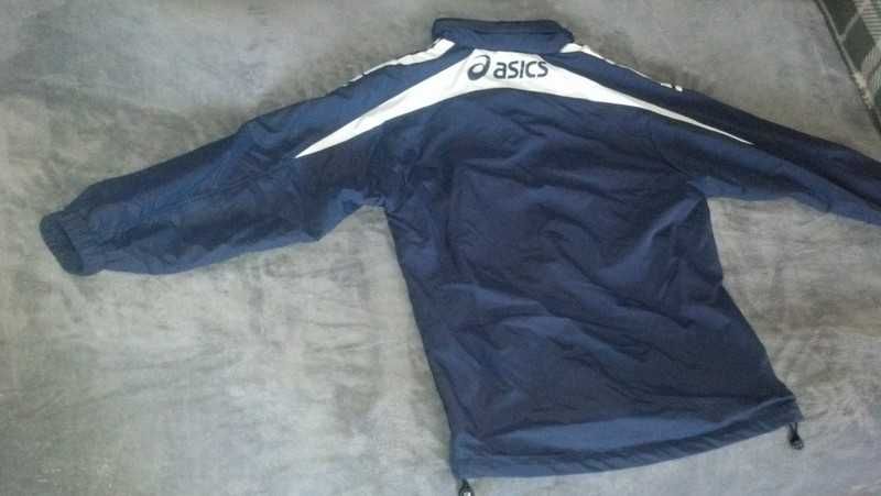 Kurtka Asics z z włoskiej kolekcji Team Line