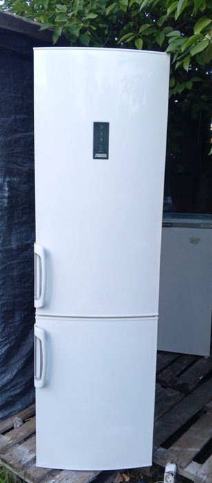 продам  2 х камерный   холодильник .Zanussi