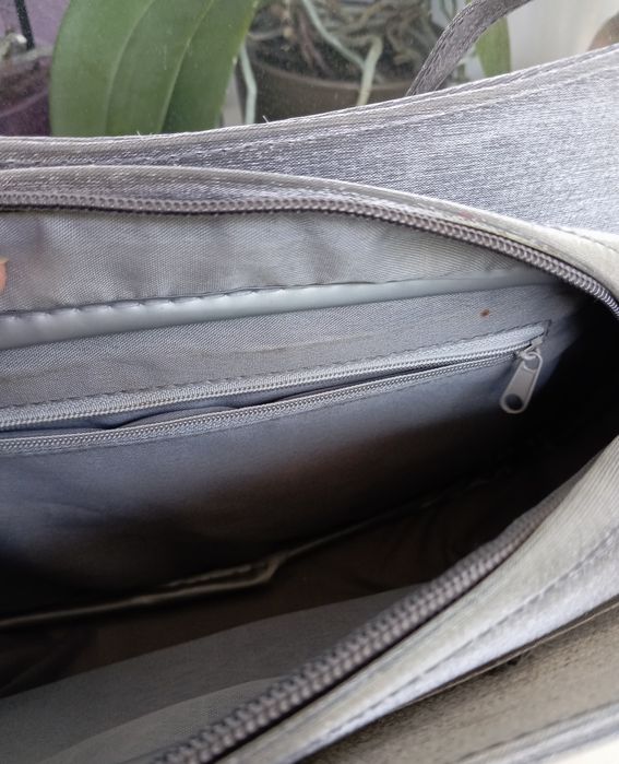 Szaro-srebrna błyszcząca sztywna torebka Belle Paris