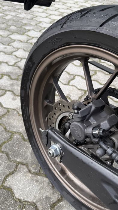 Honda cb125r prateada/dourada 2024