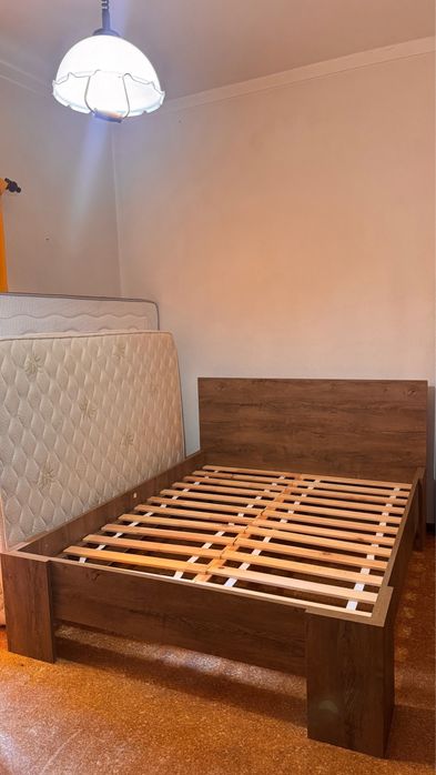 Cama de casal em bom estado